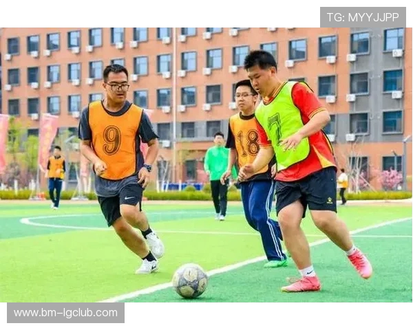 绿茵逐梦激情燃，诗意挥洒足坛英雄豪情赞