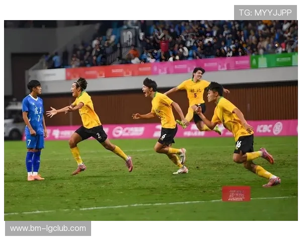 凌晨足球赛精彩回放全面解析观赛亮点与关键瞬间呈现震撼时刻再现